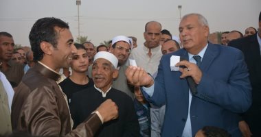 محافظ الوادى الجديد يمنح رحلات عمرة للمصلين بعد صلاة العيد بمركز باريس