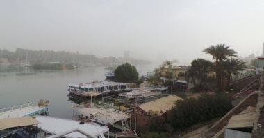 شبورة ترابية تغطى سماء أسوان وتحجب الرؤية نسبياً.. صور