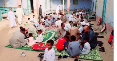 أبناء القبائل العربية بأسوان يتناولون الإفطار الجماعى بهدف "لم الشمل" خلال العيد.. صور