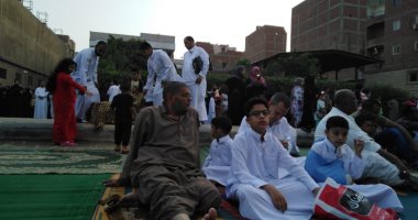 "حسام" يشارك بصور صلاة العيد لأهالى قرية البراجيل