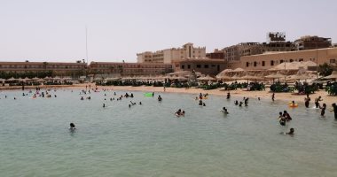 صور.. توافد المواطنين على الشواطئ العامة بالغردقة وحديقة الحيوان بالشرقية