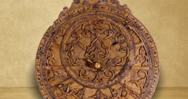 شاهد الفن الإسلامى.. آلة فلكية قديمة من النحاس المكفت بالذهب والفضة 