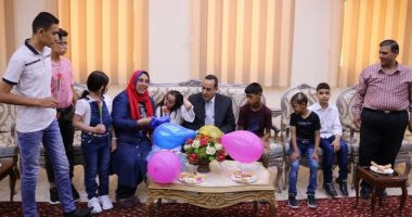 أهالى سيناء يحتفلون بالعيد بالخروج فى مسيرات.. ووفد الكنيسة يهنئى المحافظ