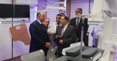 محافظ القاهرة يتفقد مستشفى شبرا العام ويوزع العيدية على المرضى (فيديو وصور)