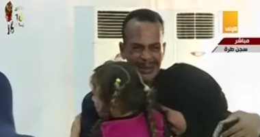 فرحة هستيرية لأحد الغارمين بعد الإفراج عنه ورؤية أولاده 
