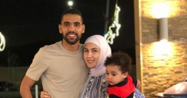 شاهد.. مؤمن زكريا يحتفل بالعيد مع زوجته ونجله