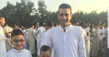 شاهد.. الحكم محمود البنا يؤدى صلاة العيد بصحبة أبنائه