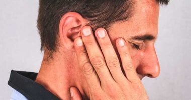 بعد السباحة أو الاستحمام.. كيف تتخلص من الماء العالق فى أذنك دون ضرر؟