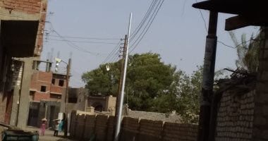 اضبط مخالفة.. إنارة كشافات أعمدة كهرباء قرية راجى ببنى سويف نهاراً