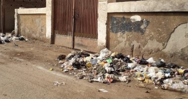 قارئ يشكو من انتشار أكوام القمامة بقرية بالحواتكه محافظه أسيوط