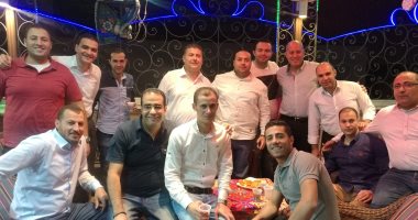 خالد رشوان يشارك بصورة له وأصدقاءه فى العمل ثانى أيام عيد الفطر
