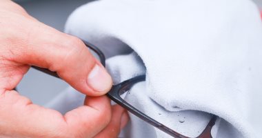 بخطوات سهلة وبسيطة.. إزاى تنظف النضارة بالمية والصابون
