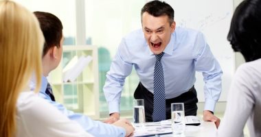 مديرك صوته عالى وعلى طول بيزعق.. 5 نصائح للتعامل معه