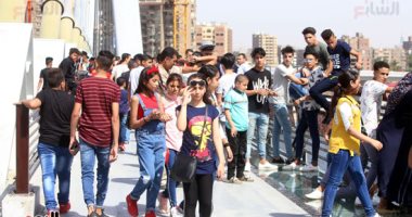 كلنا كده عاوزين صورة.. محور روض الفرج يستقبل الشباب فى ثالث أيام العيد