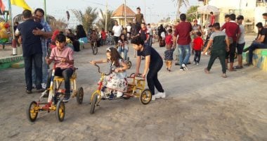 "الكورنيش والمراجيح".. فسحة أهالى شمال سيناء بشاطئ العريش فى العيد (صور)