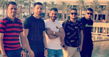 محمد يشارك بصورة له وأصدقائه من الكويت: العيد أحلى مع اصدقائى