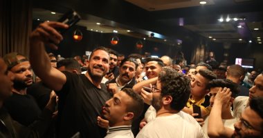 الجمهور يتكدس على "كازابلانكا" ويتسابق لالتقاط الصور مع أمير كرارة