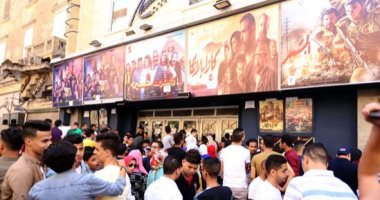 طوابير وزحام أمام دور السينما بوسط البلد فى ثالث أيام عيد الفطر