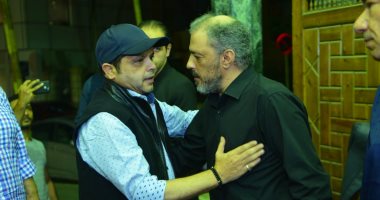 عمرو عبد الجليل يتلقى عزاء محمد نجم.. وهنيدي أول الحاضرين