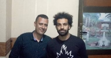 وسط ترحيب شديد.. قارئ يشارك بصورة مع النجم محمد صلاح فى منزله