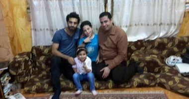 قارئ يشارك بصورة أبنائه مع محمد صلاح فى منزله بقرية نجريج