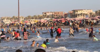فيديو وصور.. مصيف بلطيم كامل العدد وإنقاذ عدد من المصطافين ثالث أيام العيد