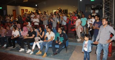 فى أول يوم عرض.. "بيت الأشباح" كامل العدد فى المسرح العائم الصغير .. صور