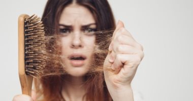 لو شعرك بيقع الحل بسيط.. اعرفى فوايد زيت حبة البركة فى استعادة صحته