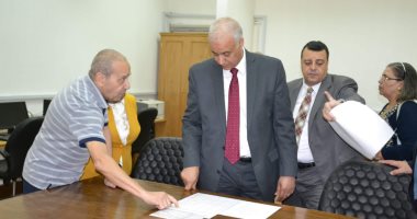 رئيس جامعة الإسكندرية يتفقد لجان الإمتحانات وأعمال الكنترول بالمجمع النظرى