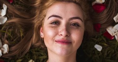 شكِلك تعبان.. اعرفى طرق مختلفة للعناية بالبشرة