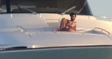 فيديو وصور.. محمد صلاح يقضى إجازته فى الجونة على يخت أبيض بعد الاستمتاع بعيد الفطر وسط الأهل والأصدقاء.. والجماهير تستقبل الفرعون المصرى بالهتافات ومطالبته بكأس أمم أفريقيا.. و"مو" يبادل المصطفاين التحية