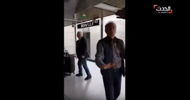 شاهد.. لحظة تعدى وزير دفاع الجزائر السابق على شاب وصفه بـ"المجرم"
