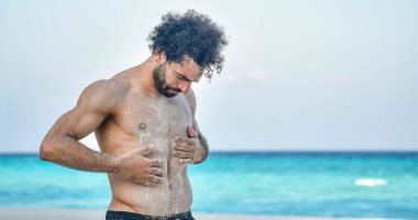 محمد صلاح ينشر صورة جديدة على البحر قبل الانضمام للمنتخب