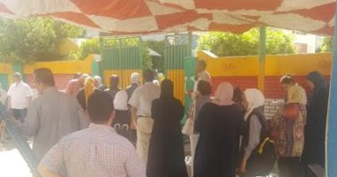 مظلات لحماية أولياء الأمور والشرطة من الشمس خلال امتحانات الثانوية بالبحر الأحمر 
