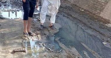 صور.. اضبط مخالفة .. شوارع كفر اباظة بالشرقية غارقة بالصرف الصحى