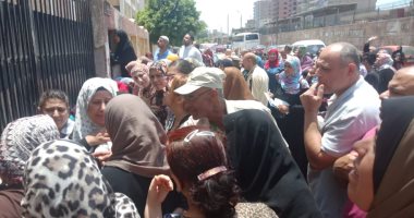 صور.. أولياء الأمور يعبرون عن فرحتهم بسهولة امتحان عربى الثانوية 