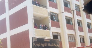 من شبابيك اللجان.. طلاب ثانوية الغردقة يطمئنون أولياء الأمور على سهولة العربى