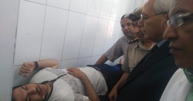 صور.. محافظ الدقهلية يؤجل امتحان طالب للدور الثانى بعد سقوط مروحة عليه