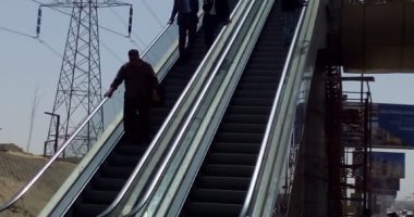 صور.. محافظة الجيزة تستجيب للمواطنين بإنشاء سلم متحرك لكوبرى مشاة بزايد
