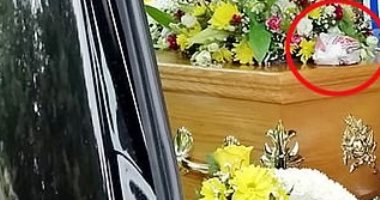 بيحب "الفاست فوود".. ساندويتش برجر فوق نعش بريطانى تنفيذا لوصيته.. صور 