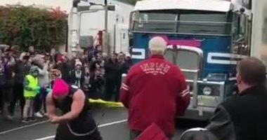 بعد ما سحب قطار وطيارة شد "مقطورة".. شوف أقوى رجل فى أستراليا