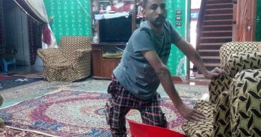 صور.. مأساة شاب بالغربية يعانى من شلل نصفى ويطالب بوظيفة ضمن الـ5%