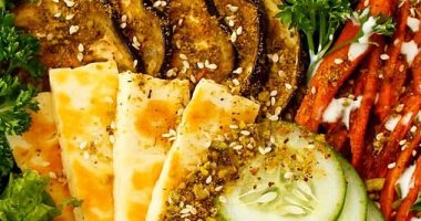 احصلى على بشرة ناعمة من طعامك.. 5 طرق لتناول الأكل الصحى لينعكس على وجهك