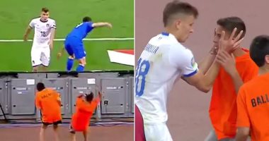 لقطة السبت.. نجم منتخب إيطاليا يعتذر  لأحد صبية جامعى الكرات.. فيديو 