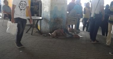 احنا معاك..قارئ يشارك بصور لفتاه مشردة تنام بموقف السلام الجديد
