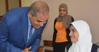 صور.. رئيس جامعة الأزهر يتفقد لجان امتحانات الثانوية الأزهرية فى مادة "الفيزياء"