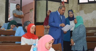رئيس جامعة الأزهر يتابع سير الامتحانات بكليتى العلوم والتجارة بنات الأزهر بالقاهرة
