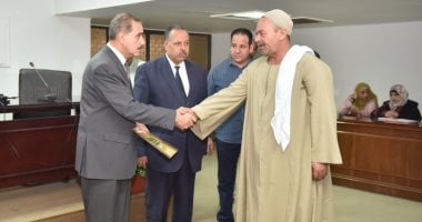 محافظ أسيوط يسلم 10 عقود تقنين أراضى أملاك دولة كدفعة جديدة لبعض واضعى اليد