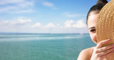 زيت جوز الهند والشاى الأخضر.. اعرفى إزاى تعالجى حروق الشمس وانتى على البحر