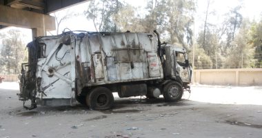 انقلاب سيارة قمامة من فوق كوبرى أبيس مما تسبب فى انتشار الروائح الكريهة